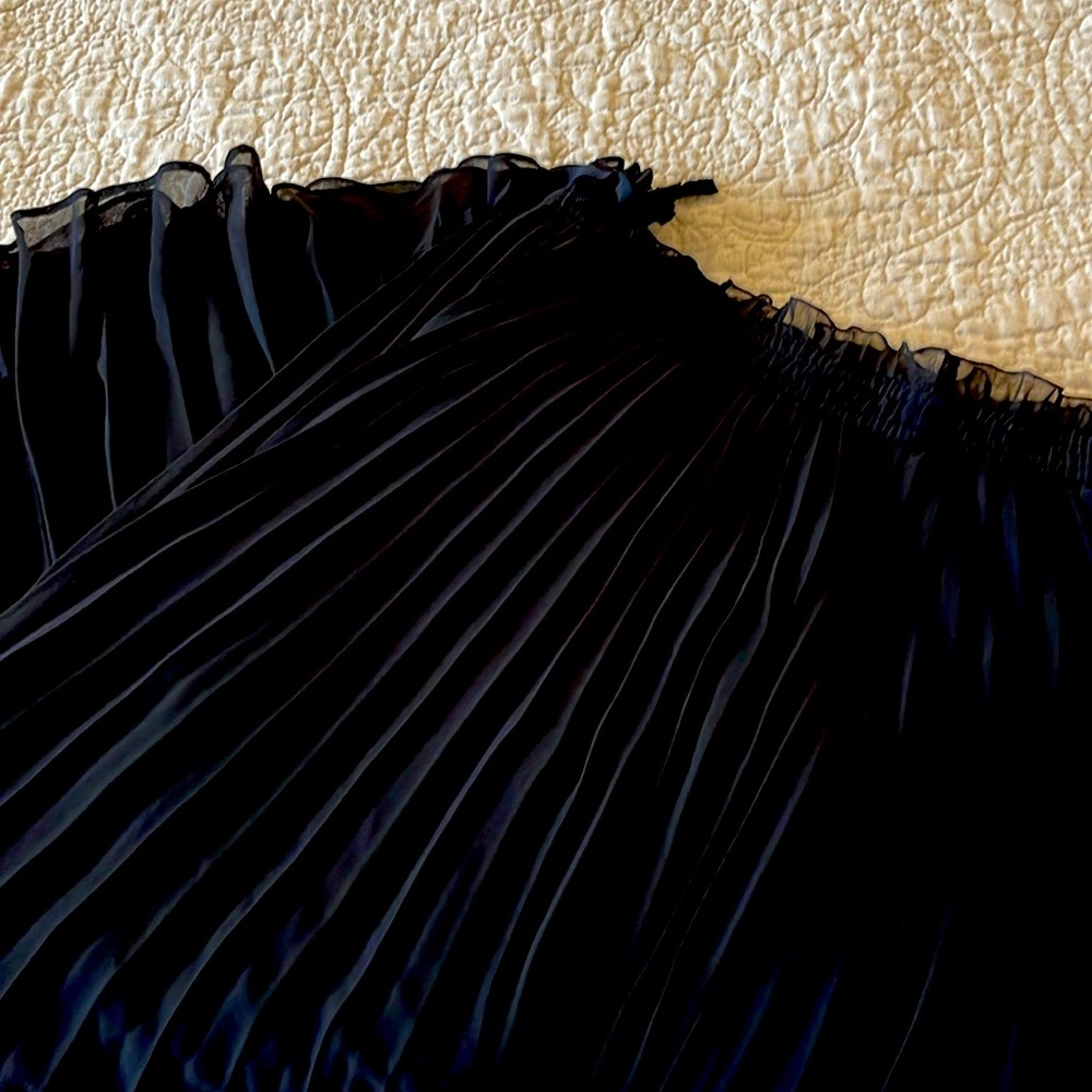 Great black skirt look, pants pleated cacktail, party
